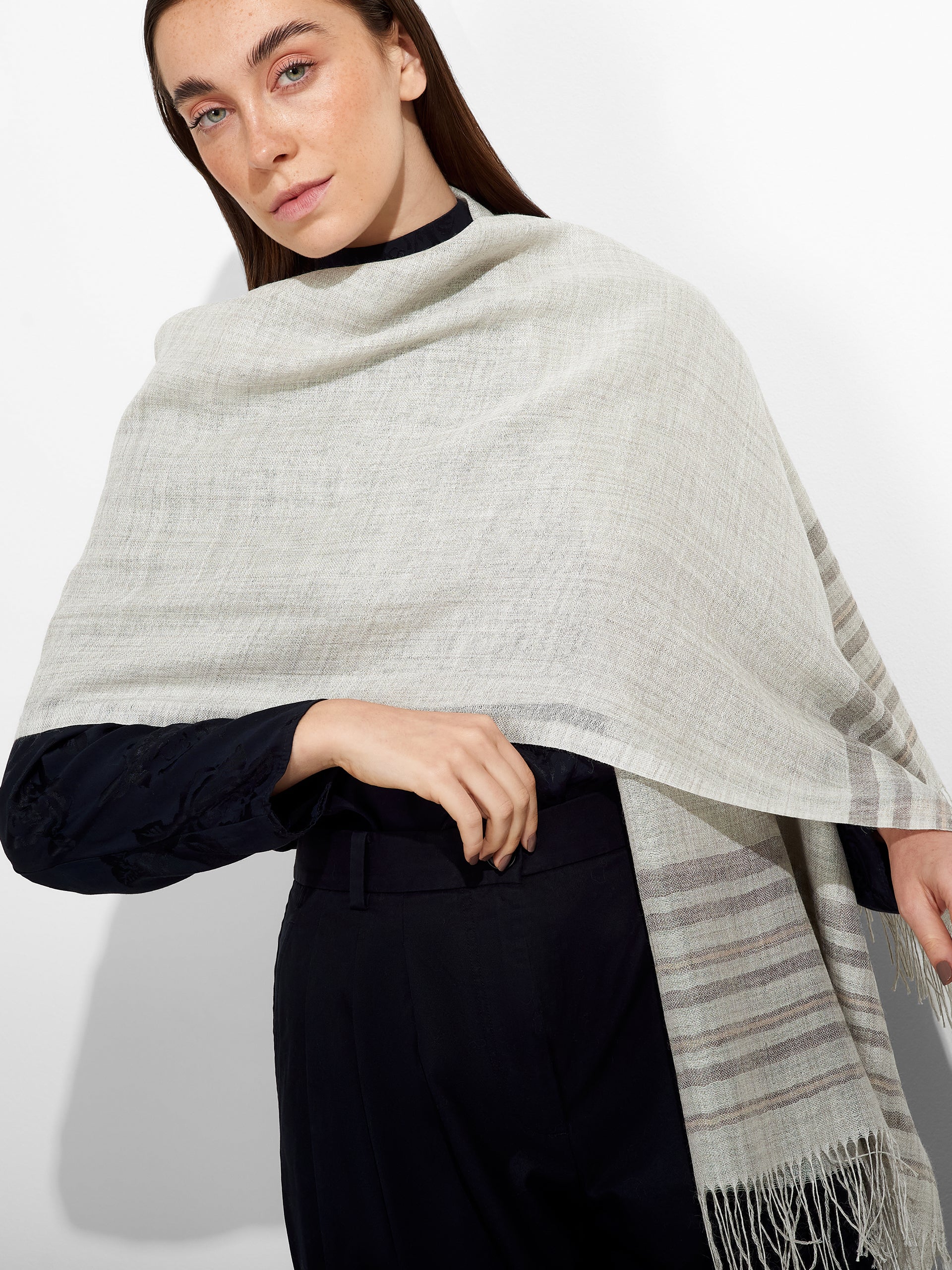 Estola Mao De Baby Alpaca Color Gris - Image 3