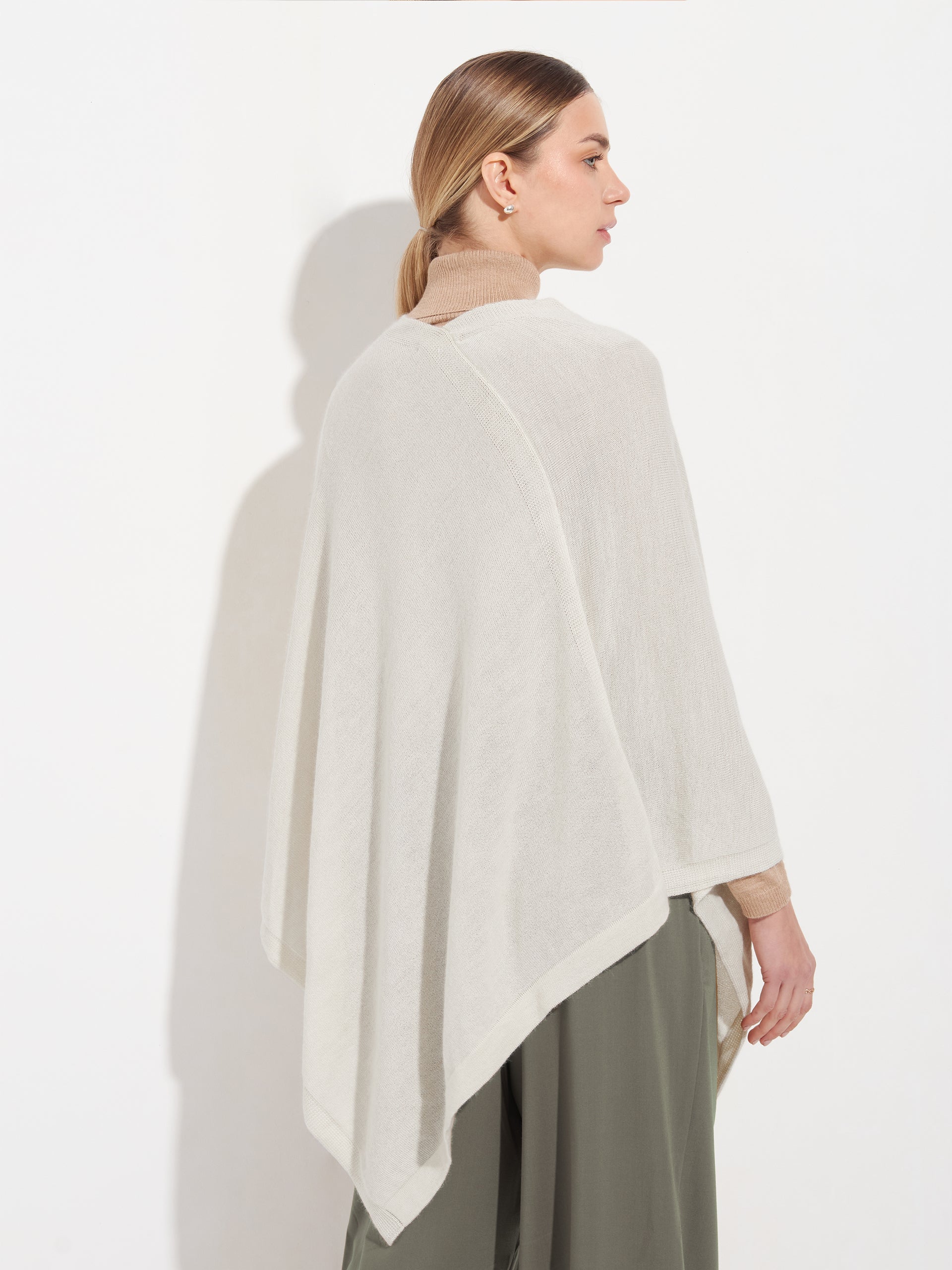 Poncho Almendra De Baby Alpaca Color Blanco - Image 3